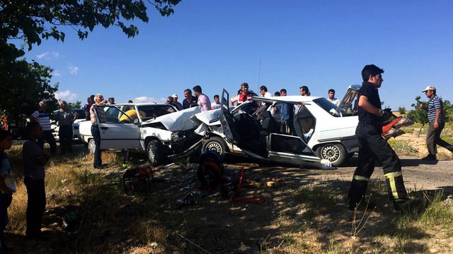 13 yaşındaki çocuğun kullandığı otomobil kaza yaptı: 7 yaralı