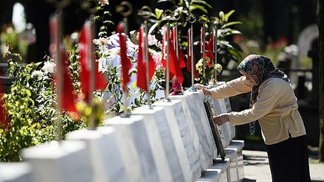 Şehitliklerde buruk bayram