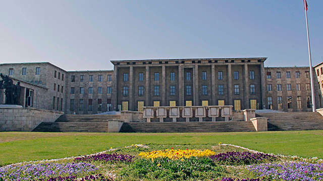 Mecliste 30 yönetici açığa alındı!