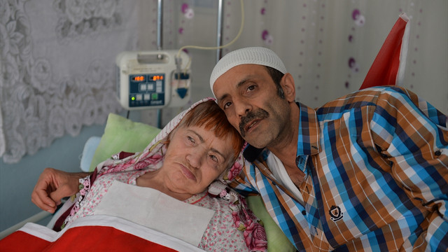 80 yaşındaki yatalak nine demokrasi nöbetinde