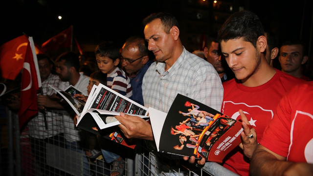 AA'nın Dakika Dakika FETÖ'nün darbe girişimi kitabı