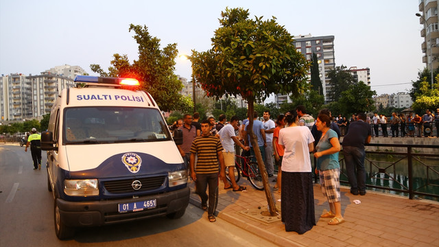 Adana'da otomobil sulama kanala düştü: 1 yaralı