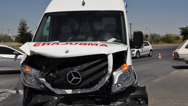 Afyonkarahisar'da ambulansla otomobil çarpıştı: 5 yaralı