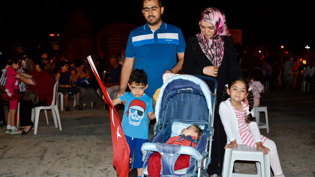 Ailece demokrasi nöbeti tutuyorlar