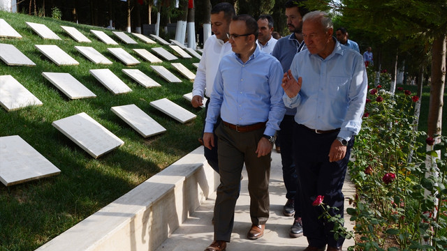 AK Parti Grup Başkanvekili Turan, şehitliği ziyaret etti