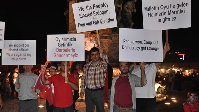 Akademisyenlerden darbe protestosu