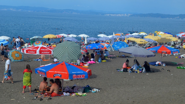 Akçakoca, bayram tatilinde nüfusunu dörde katladı