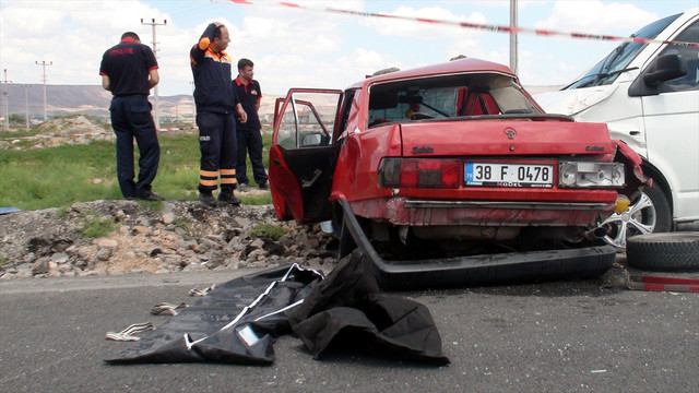 Aksarayda minibüsle otomobil çarpıştı: 2 ölü, 3 yaralı