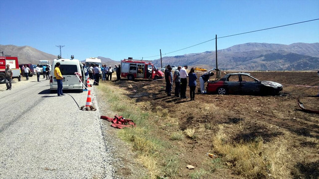 Alev alan otomobilin sürücüsü yanarak öldü