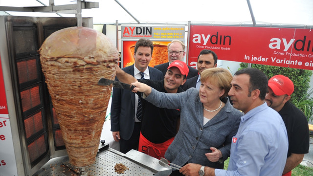 Almanya Başbakanı Merkel, döner kesti