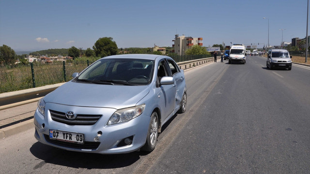 Ambulans otomobillere çarptı: 2 yaralı