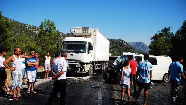 Antalya'da trafik kazası: 8 yaralı