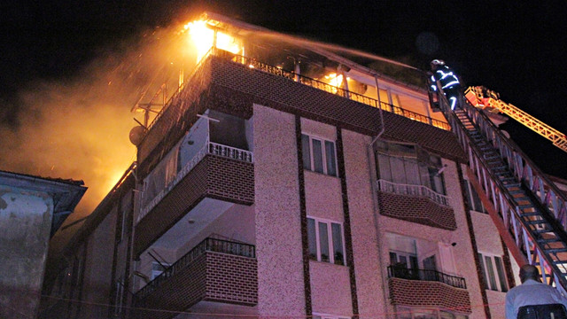 Apartmanın çatı katındaki yangın korkuttu