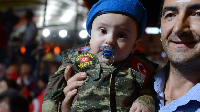 Askeri üniformalı ikiz bebekler demokrasi nöbetinde