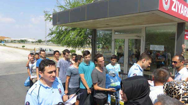 Tutuklu askeri lise öğrencileri gözyaşlarıyla tahliye oldu