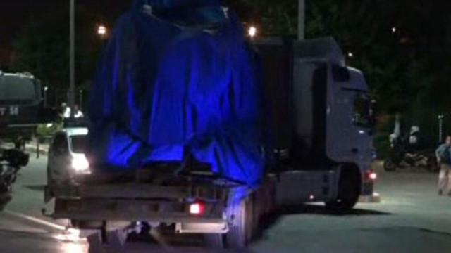 Atatürk Havalimanına 2 tır mühimmat ve 1 zırhlı araç getirildi