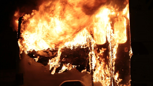 Ataşehir'de araç yangını