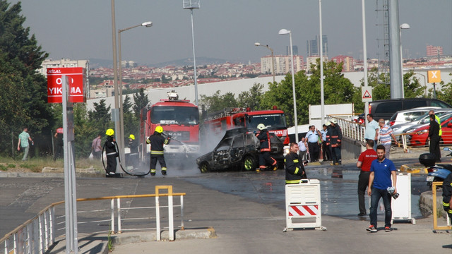 Atatürk Havalimanı'nda araç yangını