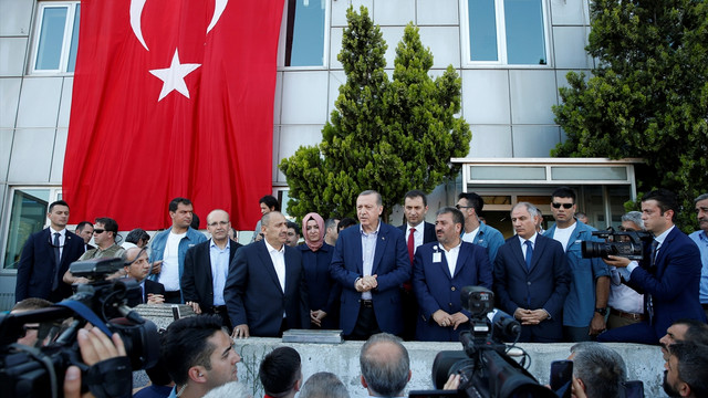 Erdoğan, Atatürk Havalimanı'ndaki taksicileri ziyaret etti