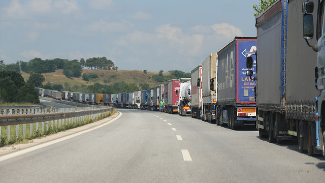 Avrupa'ya açılan gümrük kapılarında tır kuyruğu