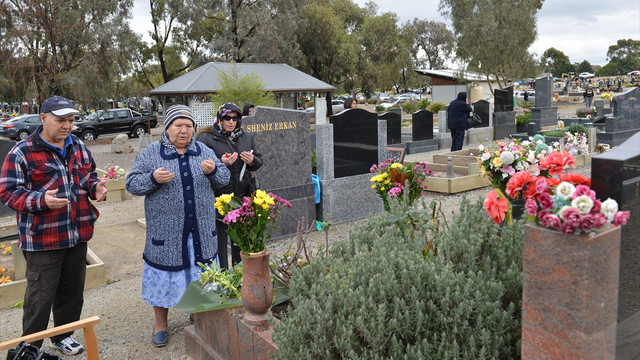 Avustralyalı Türklerden bayram öncesinde kabir ziyareti