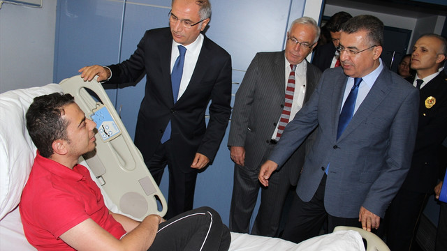 Bakan Ala yaralı polisleri ziyaret etti