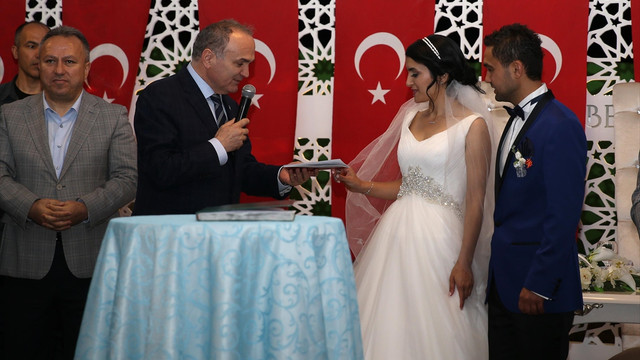 Bakan Özlü, nikah şahidi oldu