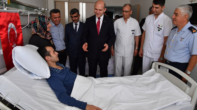 Bakan Soylu gazilerle bayramlaştı