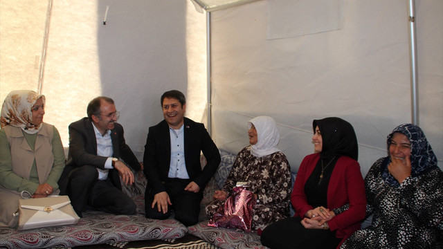 Bakan yardımcıları Suriyelilerle bayramlaştı