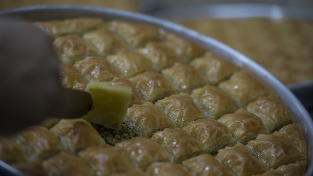 Baklavacıların tatlı mesaisi