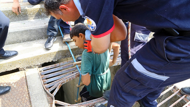 Balık avlamak için girdikleri nehirde mahsur kaldılar