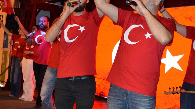 Balıkesir'de Demokrasi Marşı