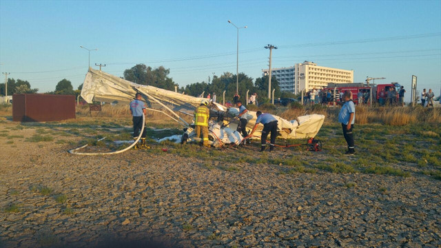 Balıkesir'in Ayvalık ilçesinde, Türk Hava Kurumuna ait pistten havalanan bir eğitim uçağının düşmesi sonucu, 2 kişi öldü.