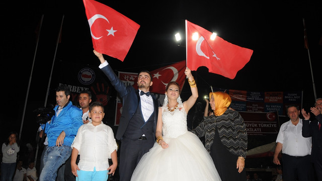 Bartın’da gelin ve damat demokrasi nöbetinde