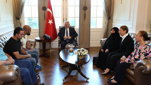 Başbakan, darbe girişimine direnen vatandaşları ağırladı