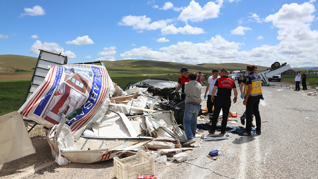Bayburt'ta trafik kazası: 2 ölü, 6 yaralı