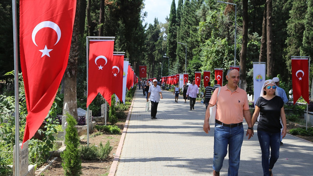 Bayram öncesi şehitliklere ziyaret