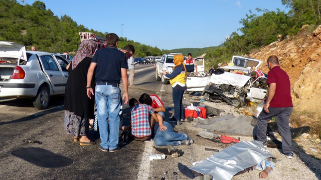 Bilecik'te iki otomobil çarpıştı: 2 ölü, 10 yaralı