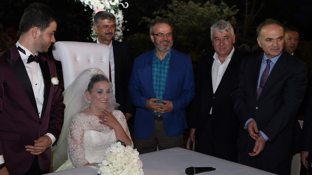 Bakan Özlü, nikah şahidi oldu