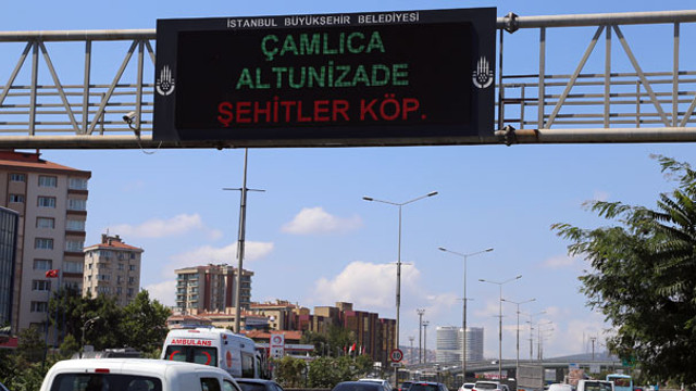 Şehitler Köprüsü adı dijital panolara yansıtıldı