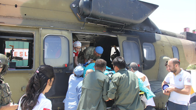 Boğazı kesilen kişinin yardımına Mehmetçik yetişti