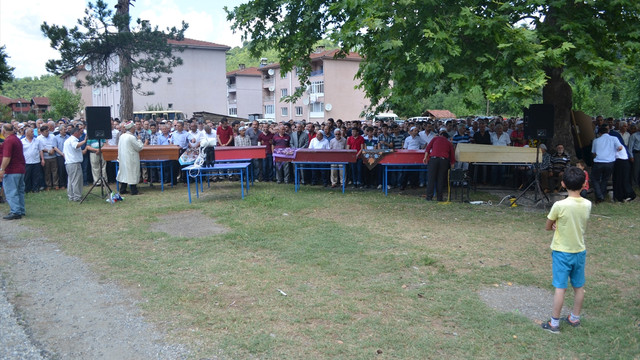 Bolu'da bariyerlere çarpan tırın yanması