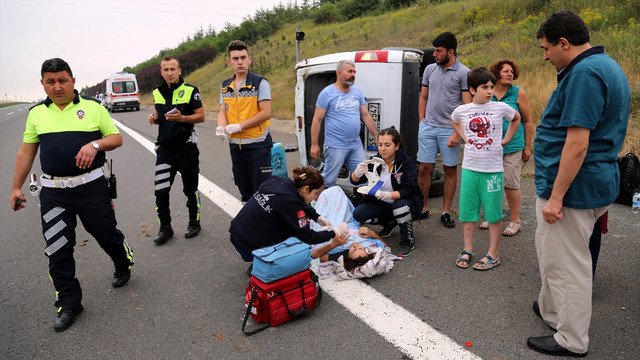 Bolu'da kamyonet devrildi: 4 yaralı