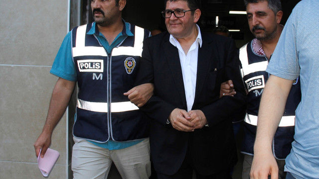 DÜZELTME
- Boydak ailesine FETÖ operasyonu başlıklı haberimizde yer alan Halit Boydak ismi Halit Bayhan olarak düzeltilmiştir. Haberimizi düzelterek yeniden yayımlıyoruz.
Saygılarımızla.
AA