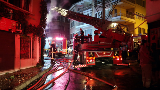 Bursa'da metruk binada yangın çıktı