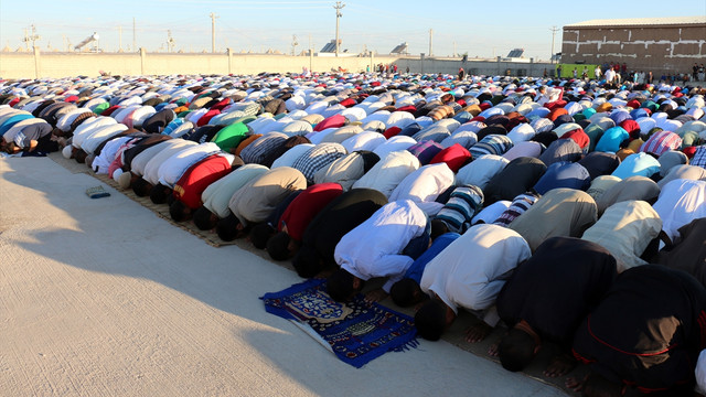 Çadır kentte bayram namazı