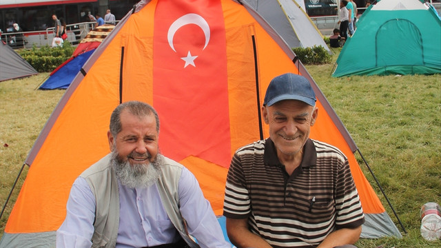 Çadırlarda demokrasi nöbeti tutuyorlar