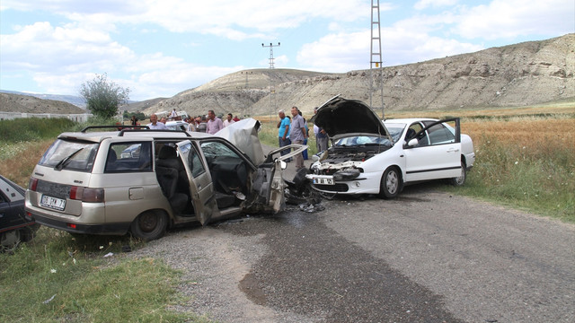 Çankırı'da iki otomobil çarpıştı: 7 yaralı