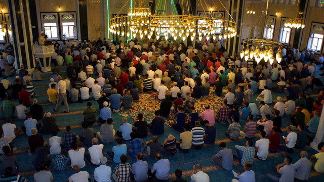 Cemaate mesir macunu dağıtıldı