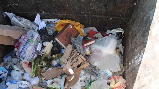 Çöp konteynerinde FETÖ'ye ait kitap ve CD bulundu